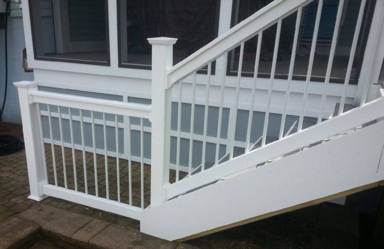 Traditional (T) Vinyl Rail With ROUND Aluminum Balusters 36