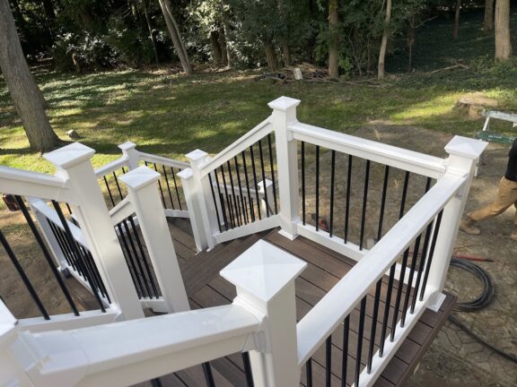 Traditional (T) Vinyl Rail Kits With ROUND Aluminum Balusters 36"Height - Image 24